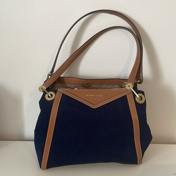 Michael Kors Handbags - Michael Kors Raven LG Pocket Shoulder Tote